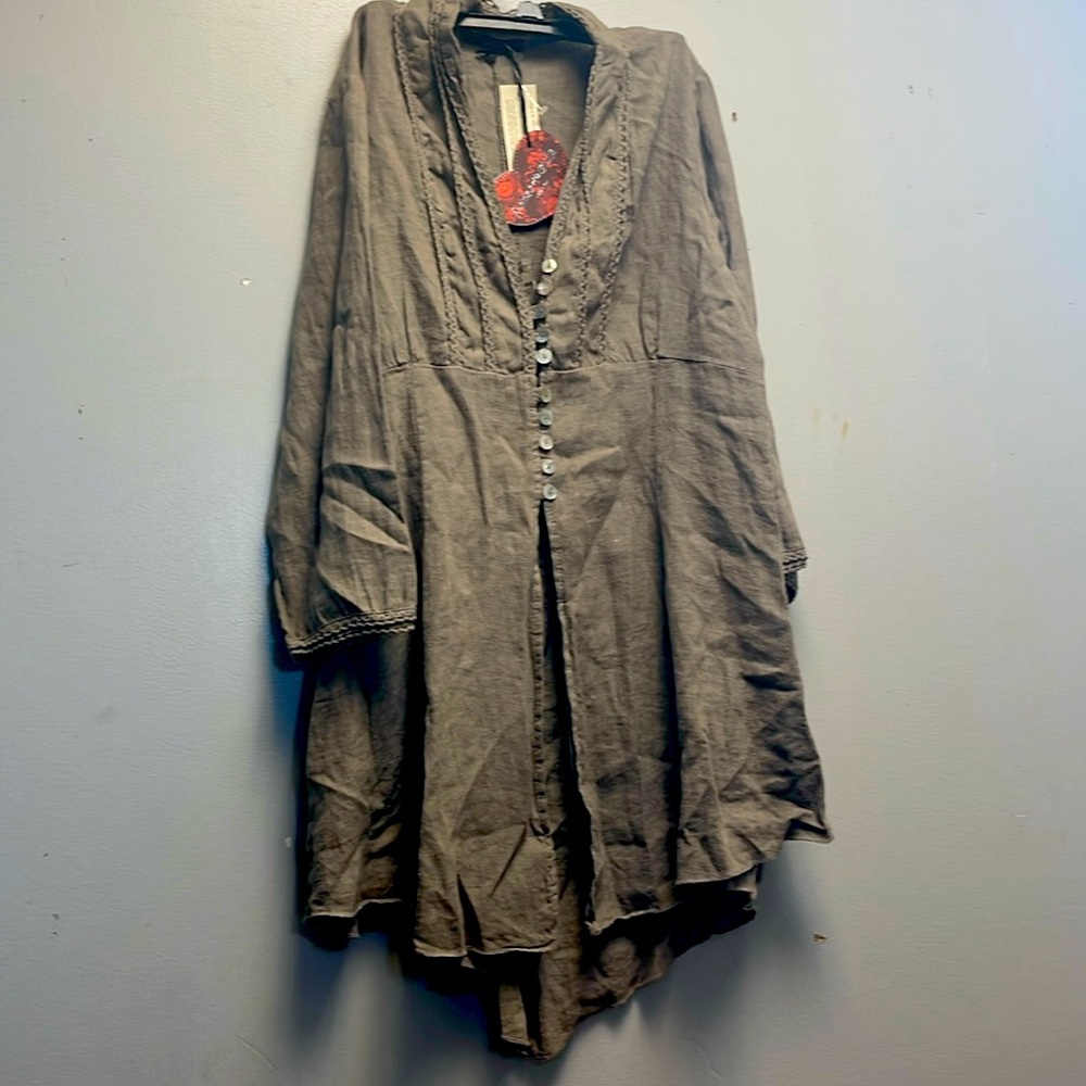 Romeo & Giulia light mocha linen top. Medium looks grey brown